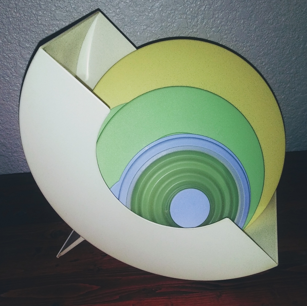 Tupperware lid keeper
